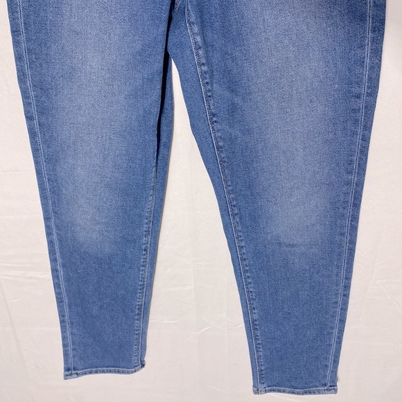 American Eagle High Rise Med Wash Curvy Mom Jeans 2 - Picture 10 of 14